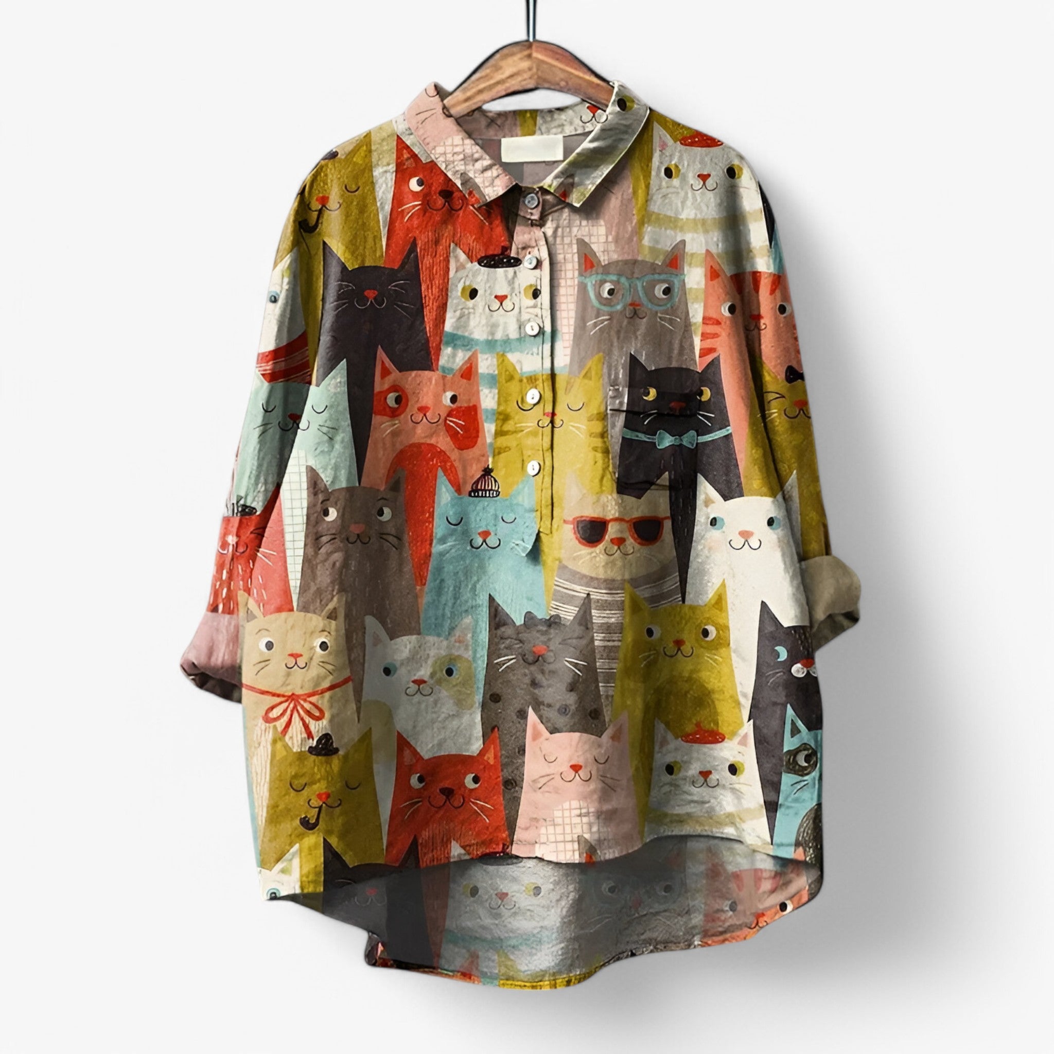 Jane | Skjorte med grafisk print - stilfuld og iøjnefaldende - Kat Farver - Jane | Skjorte med grafisk print - stilfuld og iøjnefaldende - €25 - {{ product_tags }