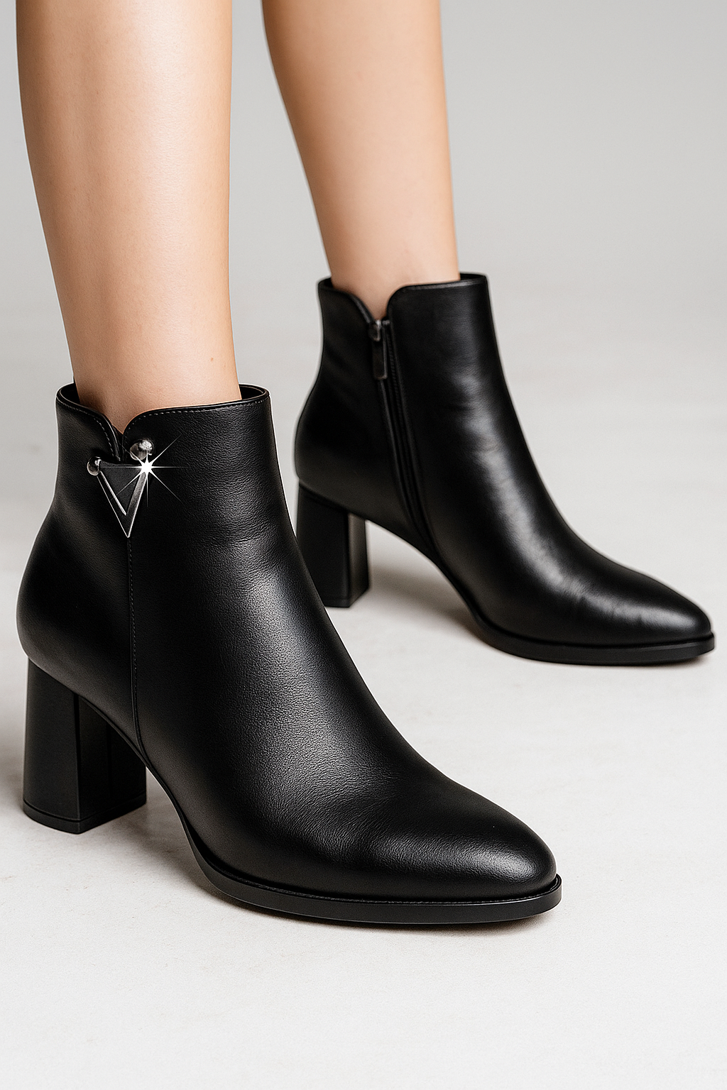 Victoria | Ankelstøvler med krystaldetaljer og sideglidelås - - Victoria | Ankelstøvler med krystaldetaljer og sideglidelås - €25 - {{ product_tags }