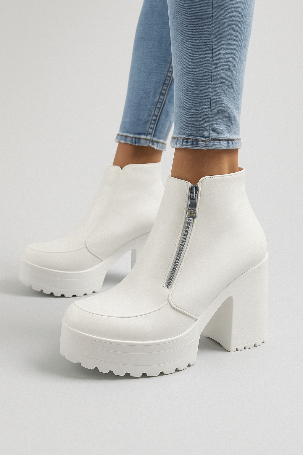 Ivy | Platform støvler med kæde-sål og frontlynlås - - Ivy | Platform støvler med kæde-sål og frontlynlås - €25 - {{ product_tags }