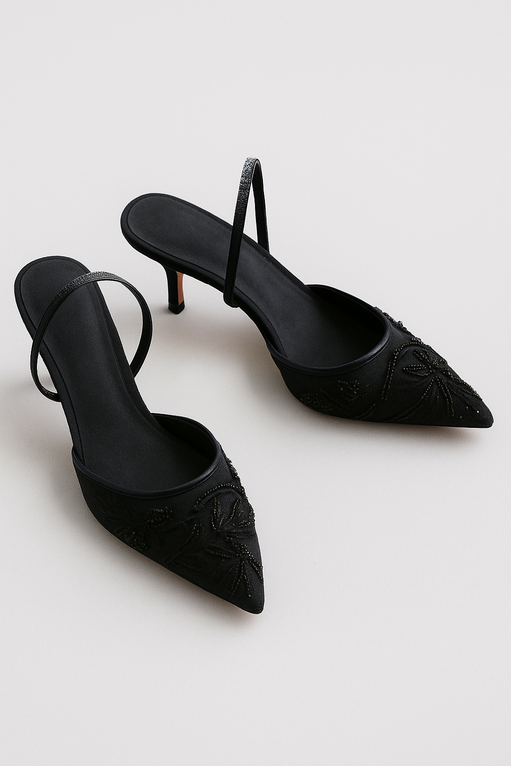 Mia | Elegante dekolleté med blomsterbroderi i gennemsigtigt net - Sort - Mia | Elegante dekolleté med blomsterbroderi i gennemsigtigt net- €25 - {{ product_tags }
