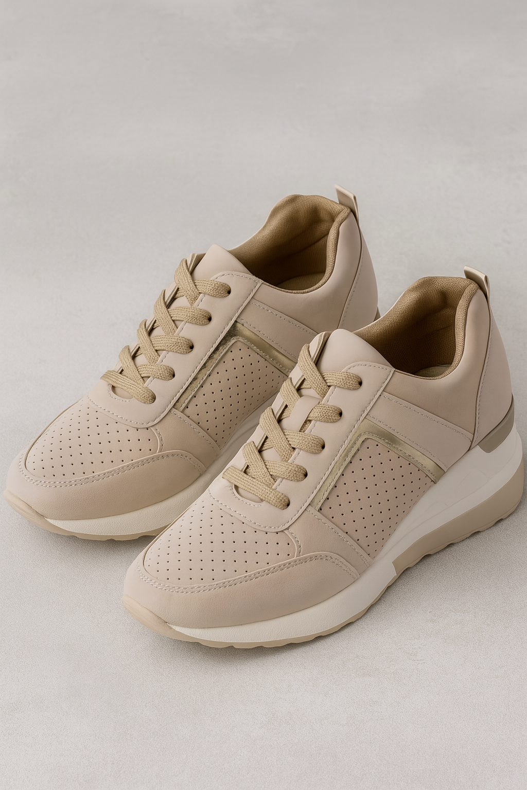 Robert | Stilfulde damesneakers med kilehæl, metalliske detaljer og en behagelig sål - Beige - Robert | Stilfulde damesneakers med kilehæl, metalliske detaljer og en behagelig sål - €25 - {{ product_tags }