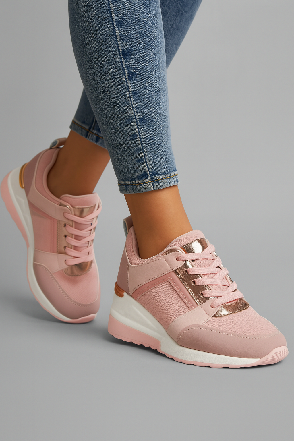 Robert | Stilfulde damesneakers med kilehæl, metalliske detaljer og en behagelig sål - - Robert | Stilfulde damesneakers med kilehæl, metalliske detaljer og en behagelig sål - €25 - {{ product_tags }