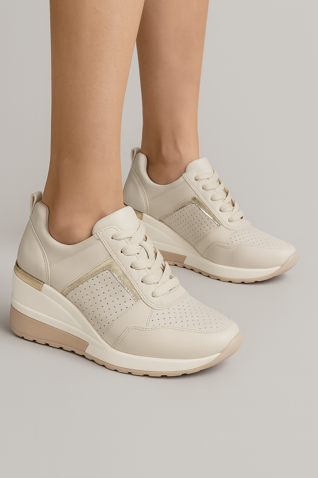 Robert | Stilfulde damesneakers med kilehæl, metalliske detaljer og en behagelig sål - - Robert | Stilfulde damesneakers med kilehæl, metalliske detaljer og en behagelig sål - €25 - {{ product_tags }