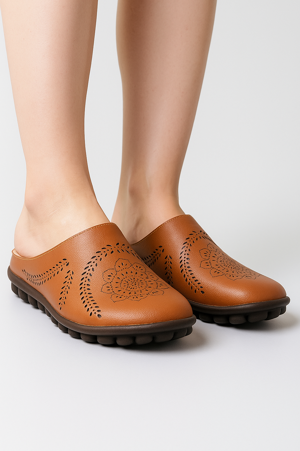 Lina | Bekvemme dameslipper med mandala-hullermønster og fleksål - - Lina | Bekvemme dameslipper med mandala-hullermønster og fleksål - €25 - {{ product_tags }