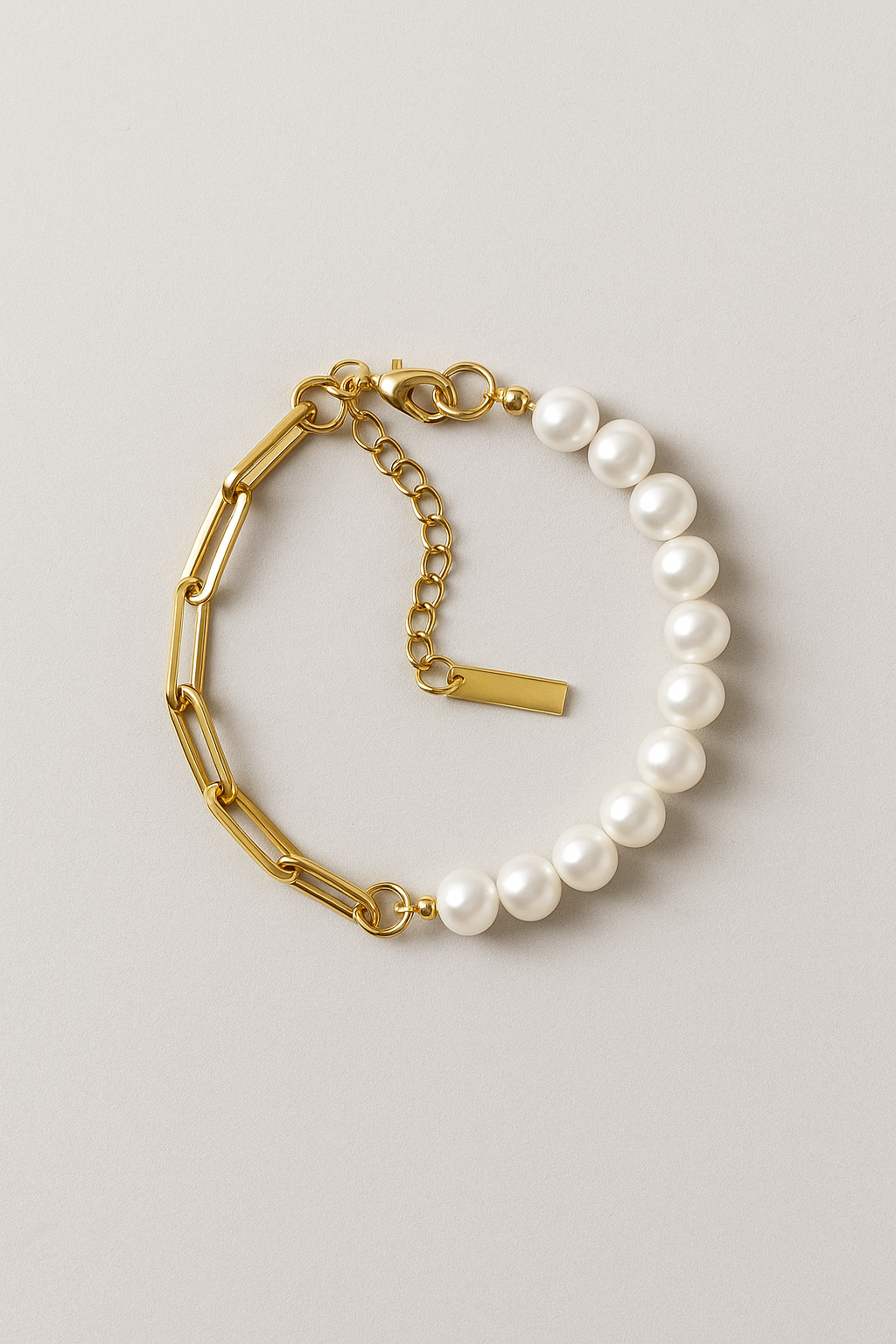 Louis | Elegant armbånd med perler og kæde - Guld - Louis | Elegant armbånd med perler og kæde- €25 - {{ product_tags }