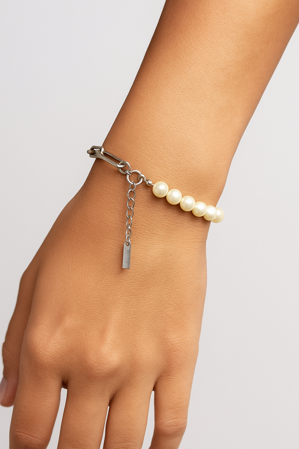 Louis | Elegant armbånd med perler og kæde - - Louis | Elegant armbånd med perler og kæde- €25 - {{ product_tags }