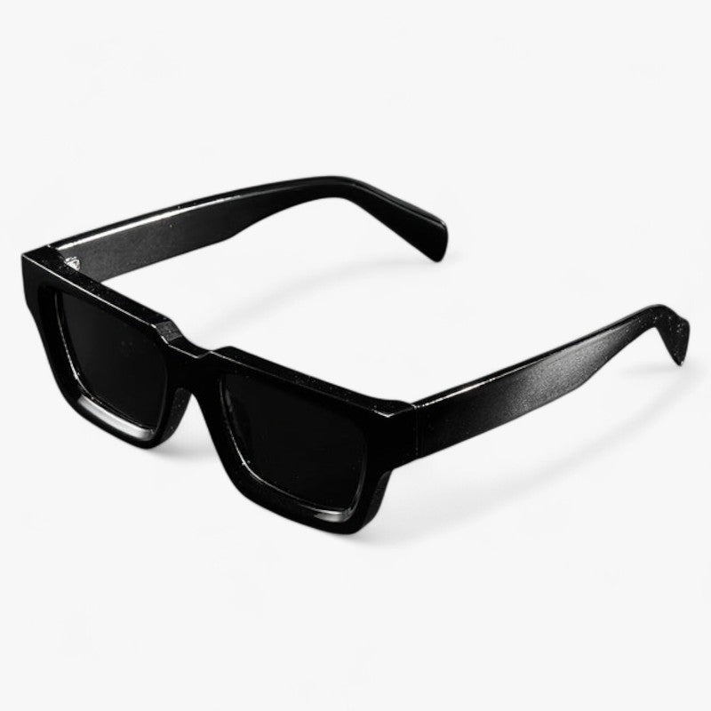 Tough sorte firkantede solbriller med retro-look - - Tough sorte firkantede solbriller med retro-look- €25 - {{ product_tags }
