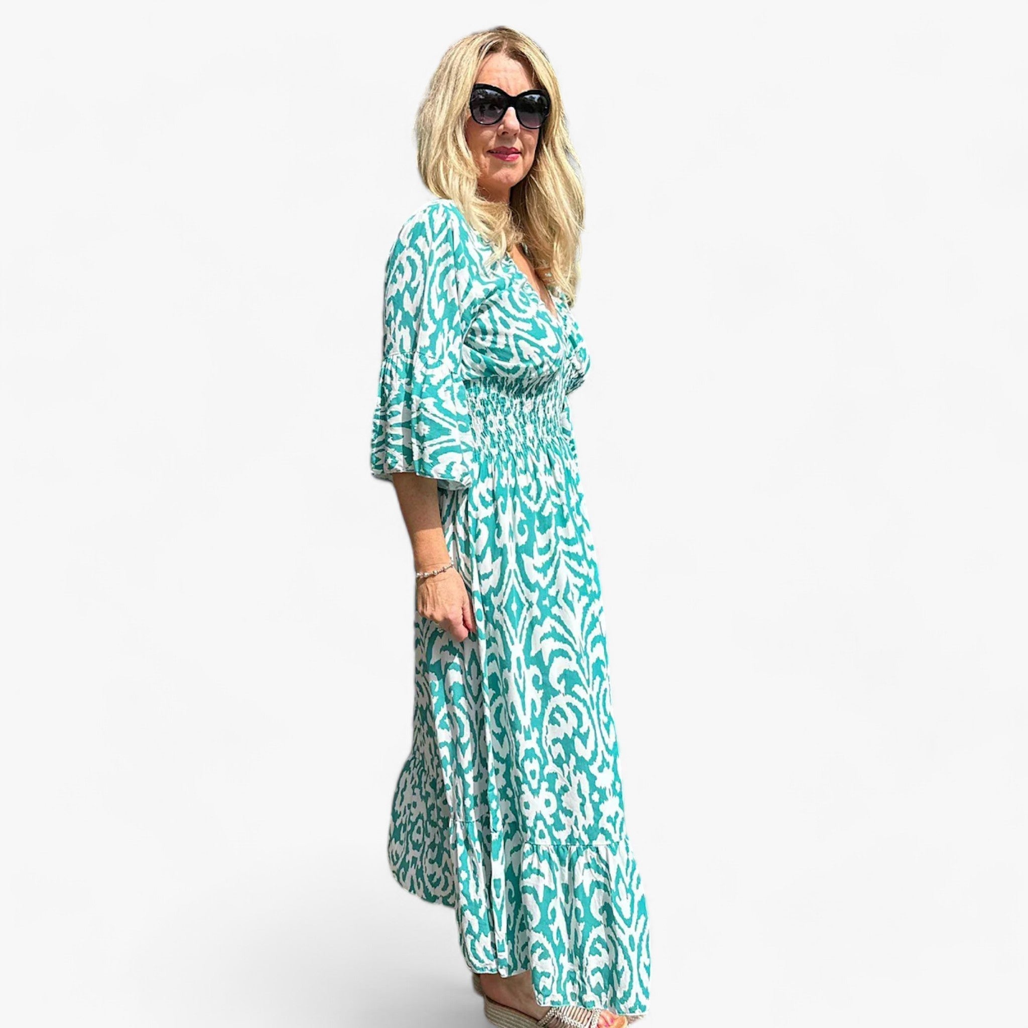 Flora | Stort blomstret V-halskjole - Perfekt til strandferier - - women's fashion - {{ product_tags }