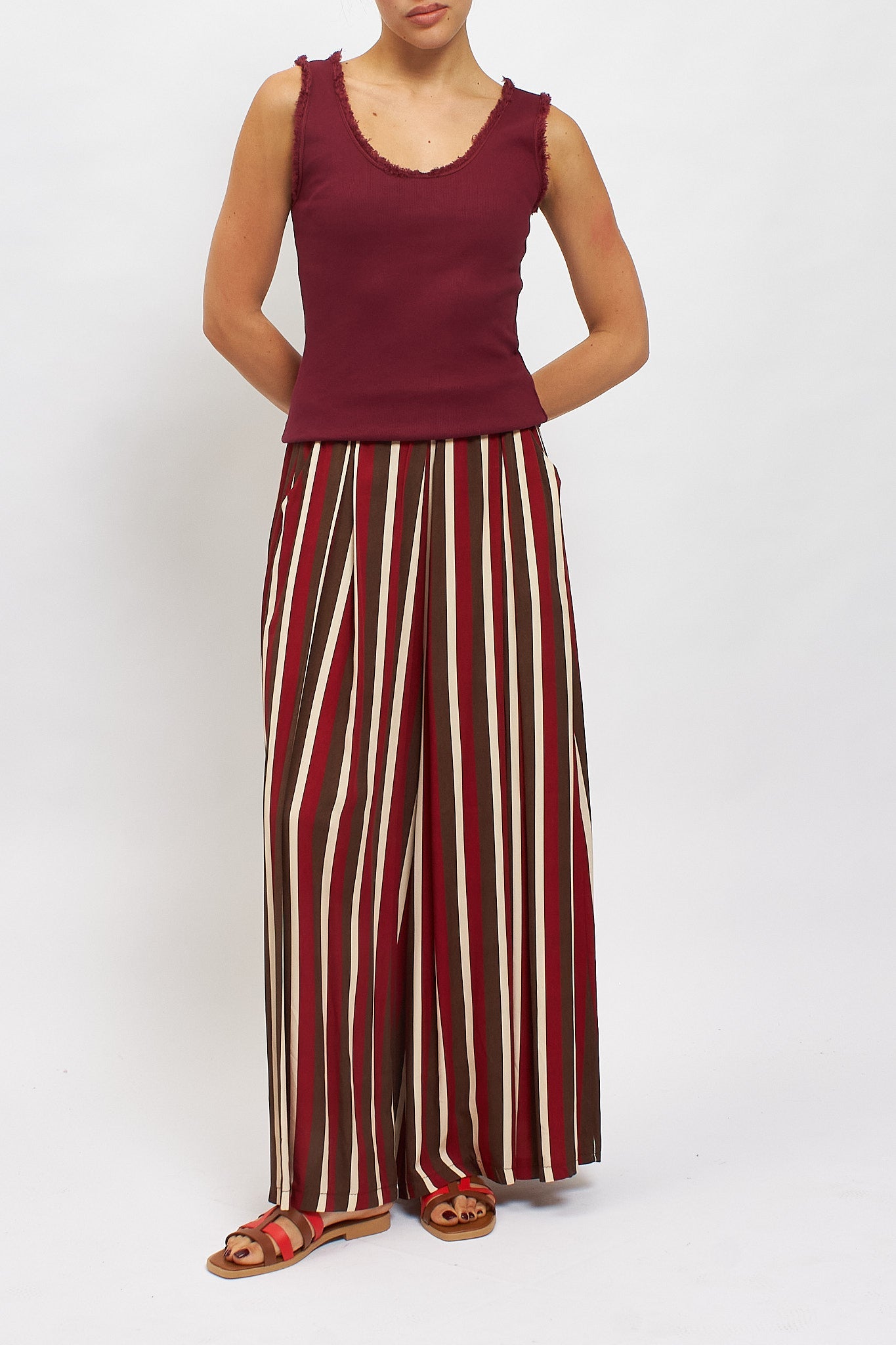Frynset ribtop i bordeaux - moderne stil med personlighed