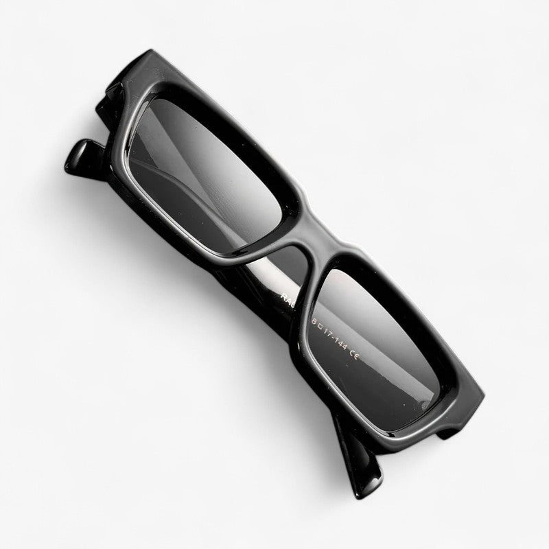 Tough sorte firkantede solbriller med retro-look - - Tough sorte firkantede solbriller med retro-look- €25 - {{ product_tags }