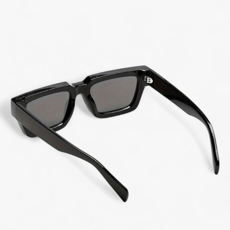 Tough sorte firkantede solbriller med retro-look - - Tough sorte firkantede solbriller med retro-look- €25 - {{ product_tags }
