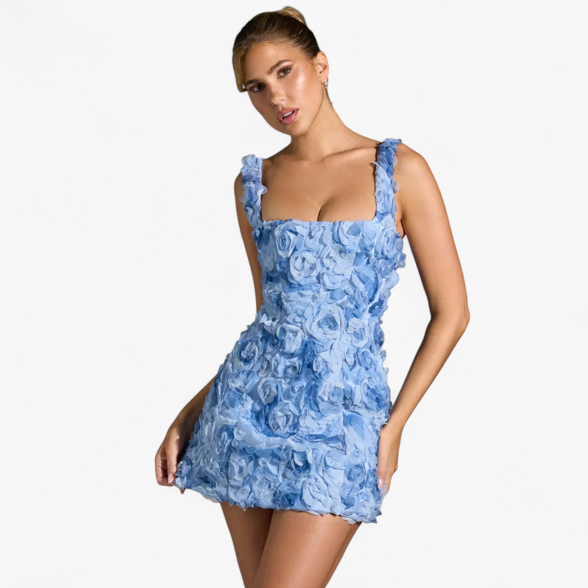 Elena – Kort, tætsiddende kjole med 3D-rosa applikation sculpted - - women's fashion - {{ product_tags }