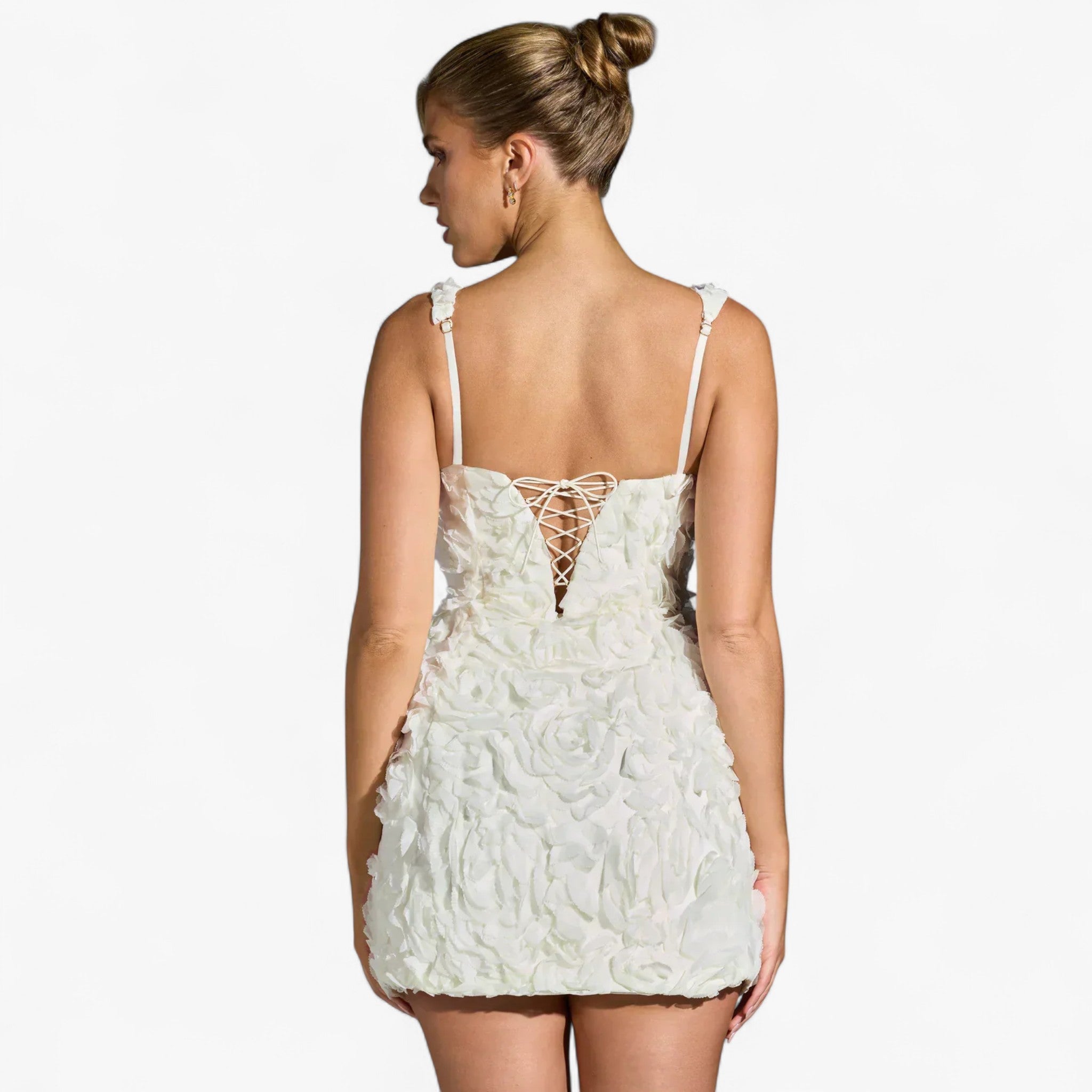 Elena – Kort, tætsiddende kjole med 3D-rosa applikation sculpted - - women's fashion - {{ product_tags }