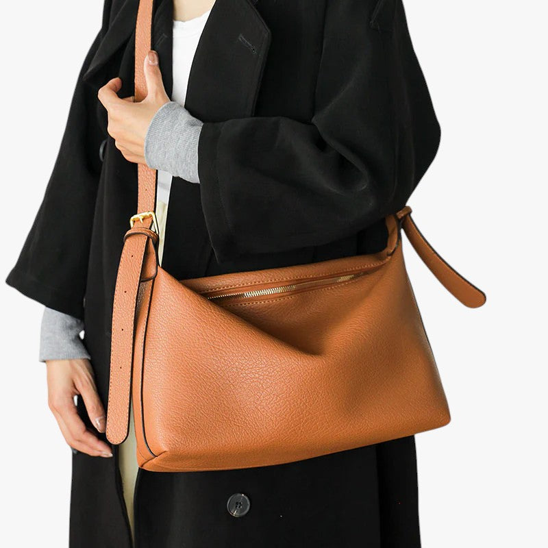 AMBER CROSSBODY-TASKE - Lysebrun 32x12x21 cm - bags - {{ product_tags }