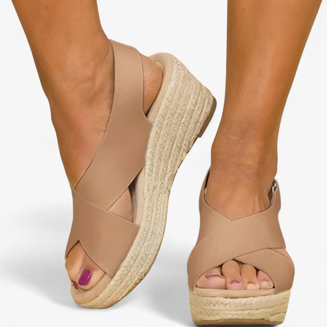 Bianca | Klipklappere med fletet hæl i stil - Brun - Bianca | Klipklappere med fletet hæl i stil - €25 - {{ product_tags }