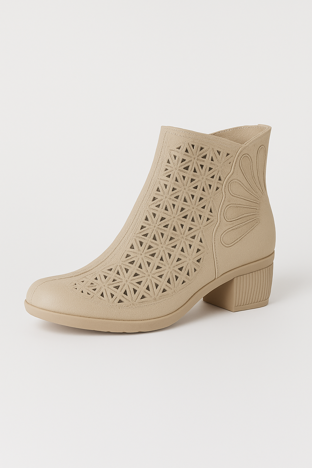 Luna | Sommerstøvler med hæl og dekorative udskæringer - Beige - Luna | Sommerstøvler med hæl og dekorative udskæringer - €25 - {{ product_tags }