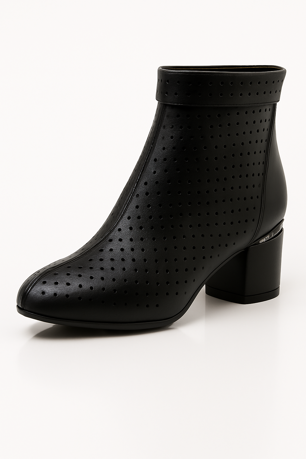 Solea | Elegant Sommerstøvler med Mellemhøjt Hæl og Perforeret Design - Sort - Solea | Elegant Sommerstøvler med Mellemhøjt Hæl og Perforeret Design - €25 - {{ product_tags }