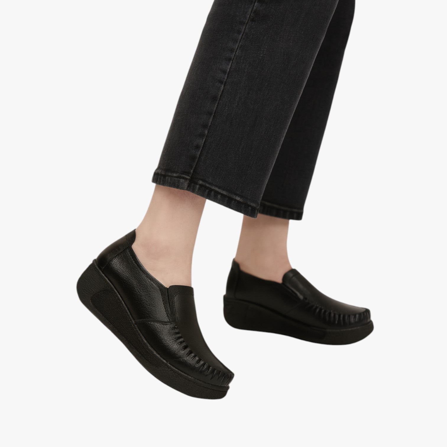 Adrianna | Ægtelædersko i mokkasinsnittelse - Bløde og komfortable med plateau til mødre - - Adrianna | Ægtelædersko i mokkasinsnittelse - Bløde og komfortable med plateau til mødre - €25 - {{ product_tags }