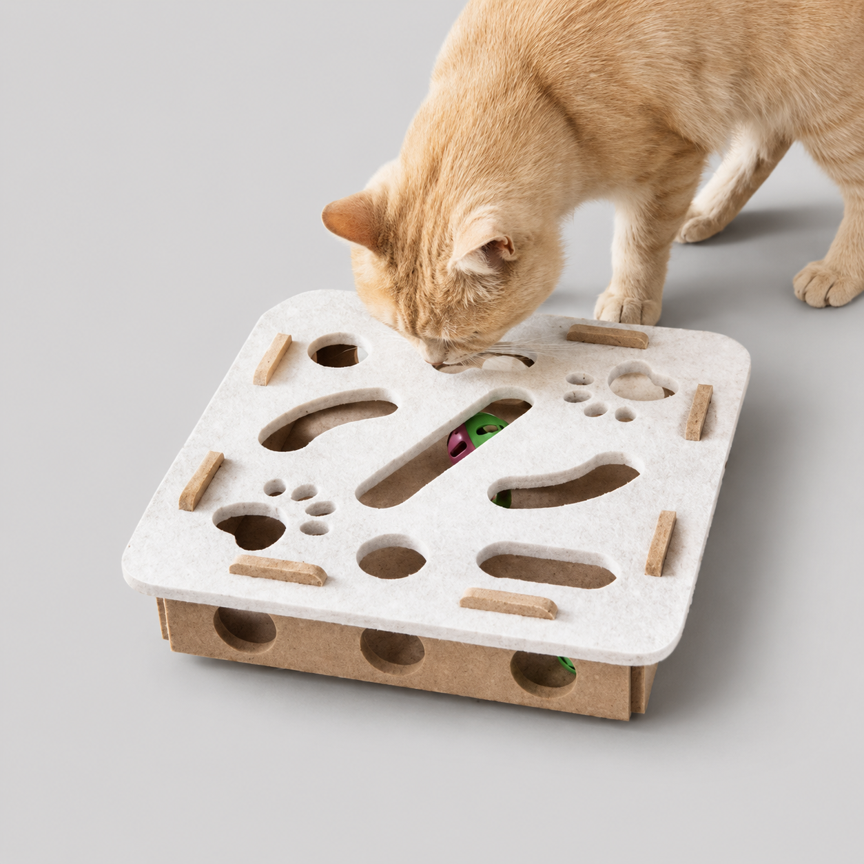 Aktivitetsbræt til katte i filt - med bolde og kompakt design