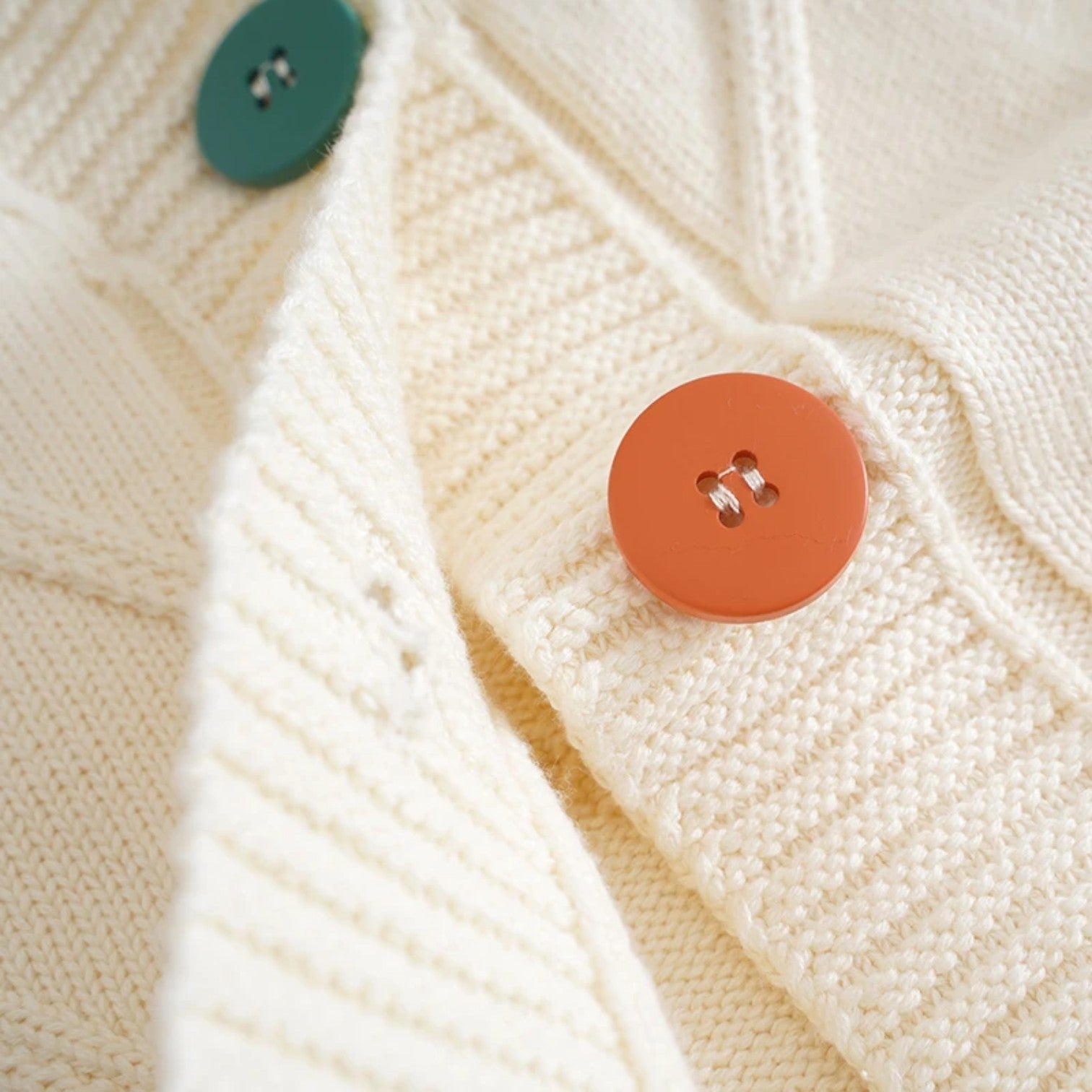 Sophie | Afslappet elegant dametrøje i ren bomuld med broderede knapper - - Sophie | Afslappet elegant dametrøje i ren bomuld med broderede knapper - €25 - {{ product_tags }