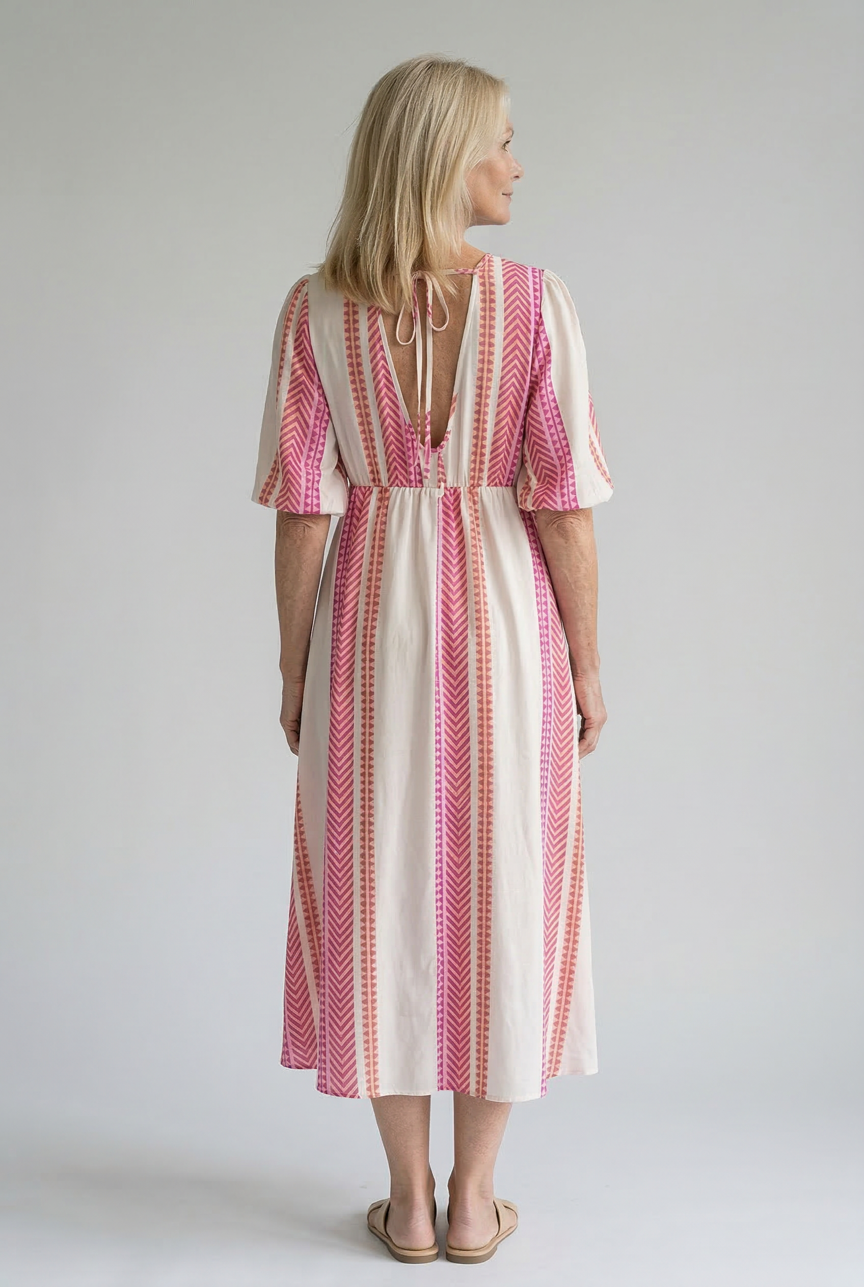 Aleiah | Farverig Sommerkjole med V-Hals til Kvinder