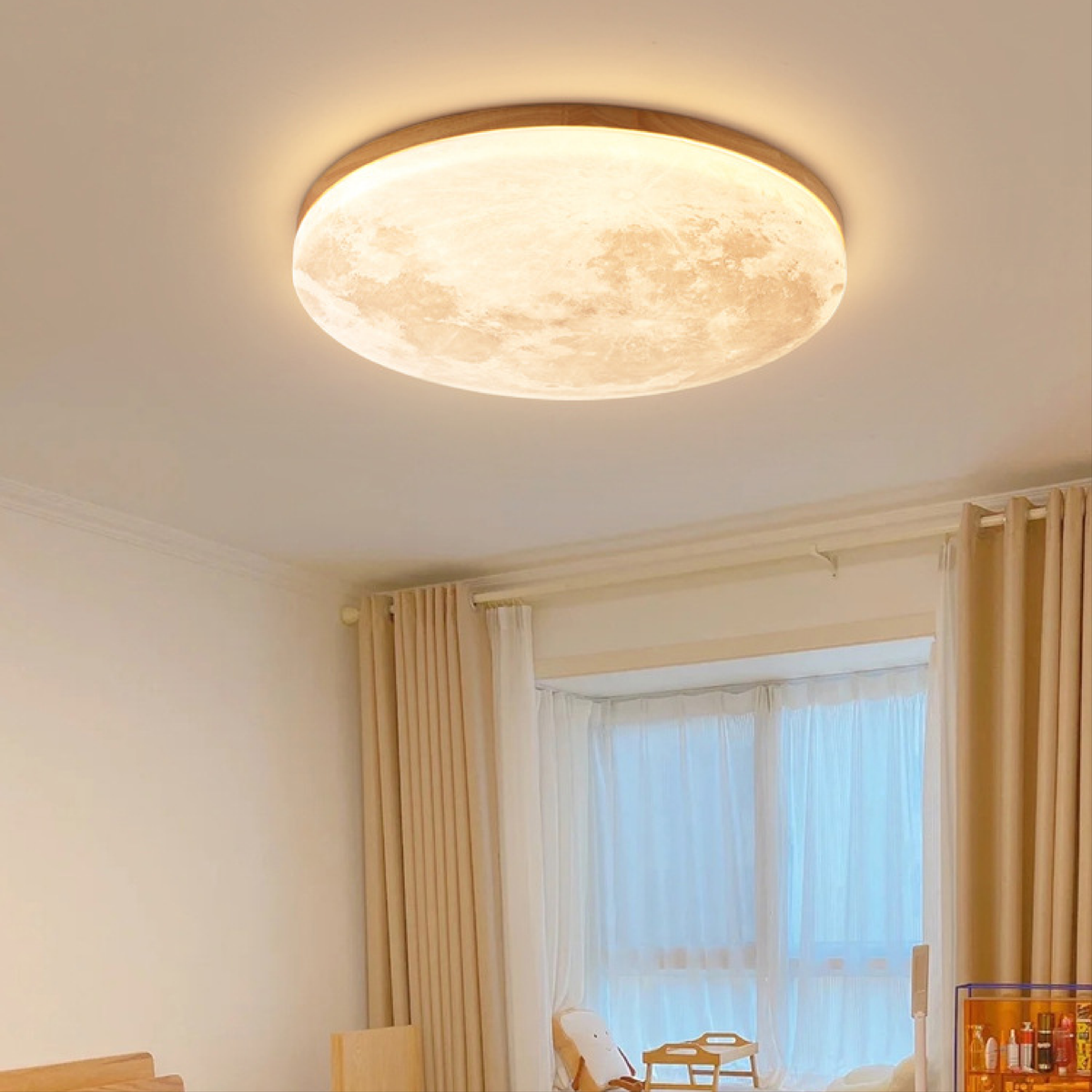 Moderne Måne Loftlampe – 3D Mådesign med Trærramme