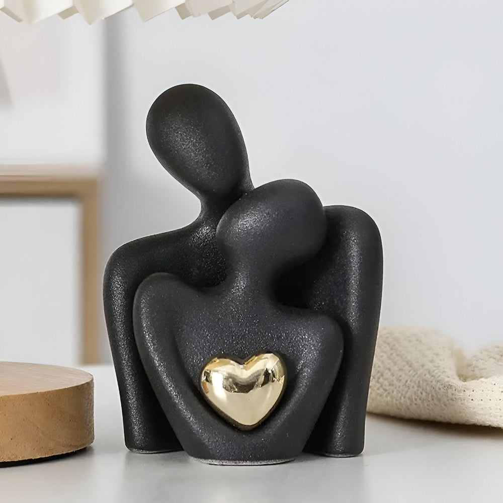 Krammende Par Figur – Moderne Skulptur med Hjertedetalje