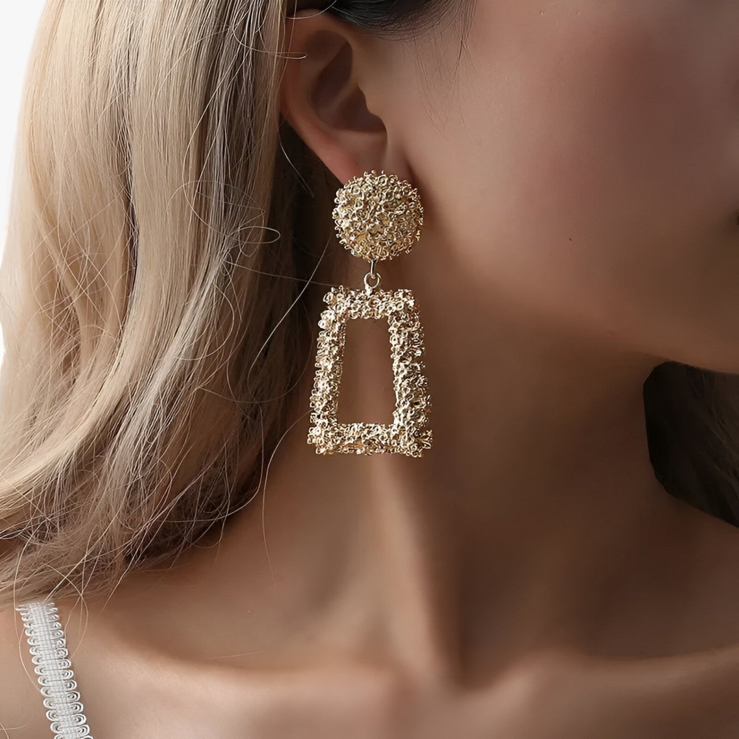 Kali | Geometriske hængende øreringe i skulptureret metal - - women's fashion - {{ product_tags }