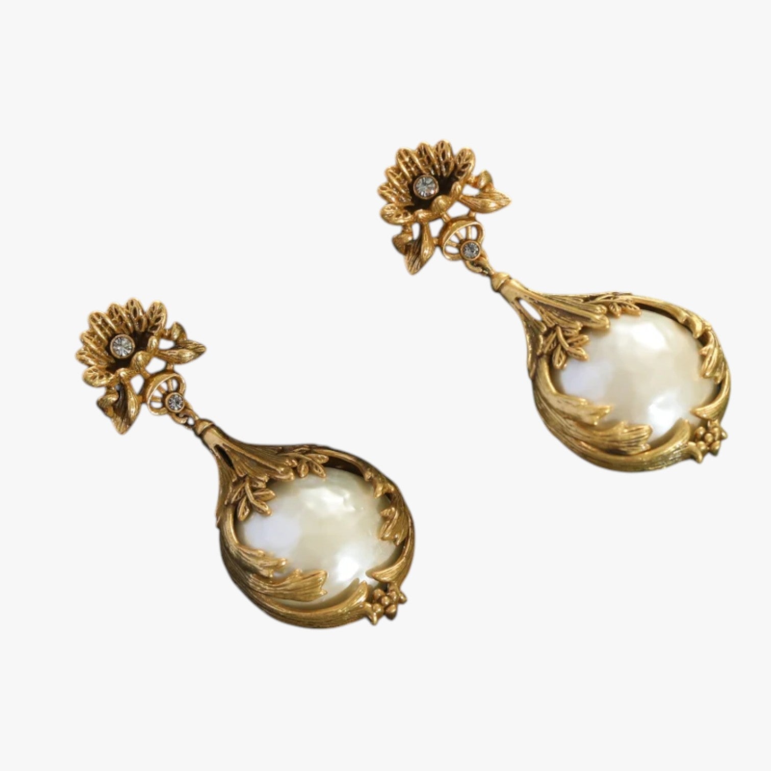 Zaria | Vintage hængeøreringe med perler, blomsterdesign, elegance i antikt guld - - Zaria | Vintage hængeøreringe med perler, blomsterdesign, elegance i antikt guld - €25 - {{ product_tags }