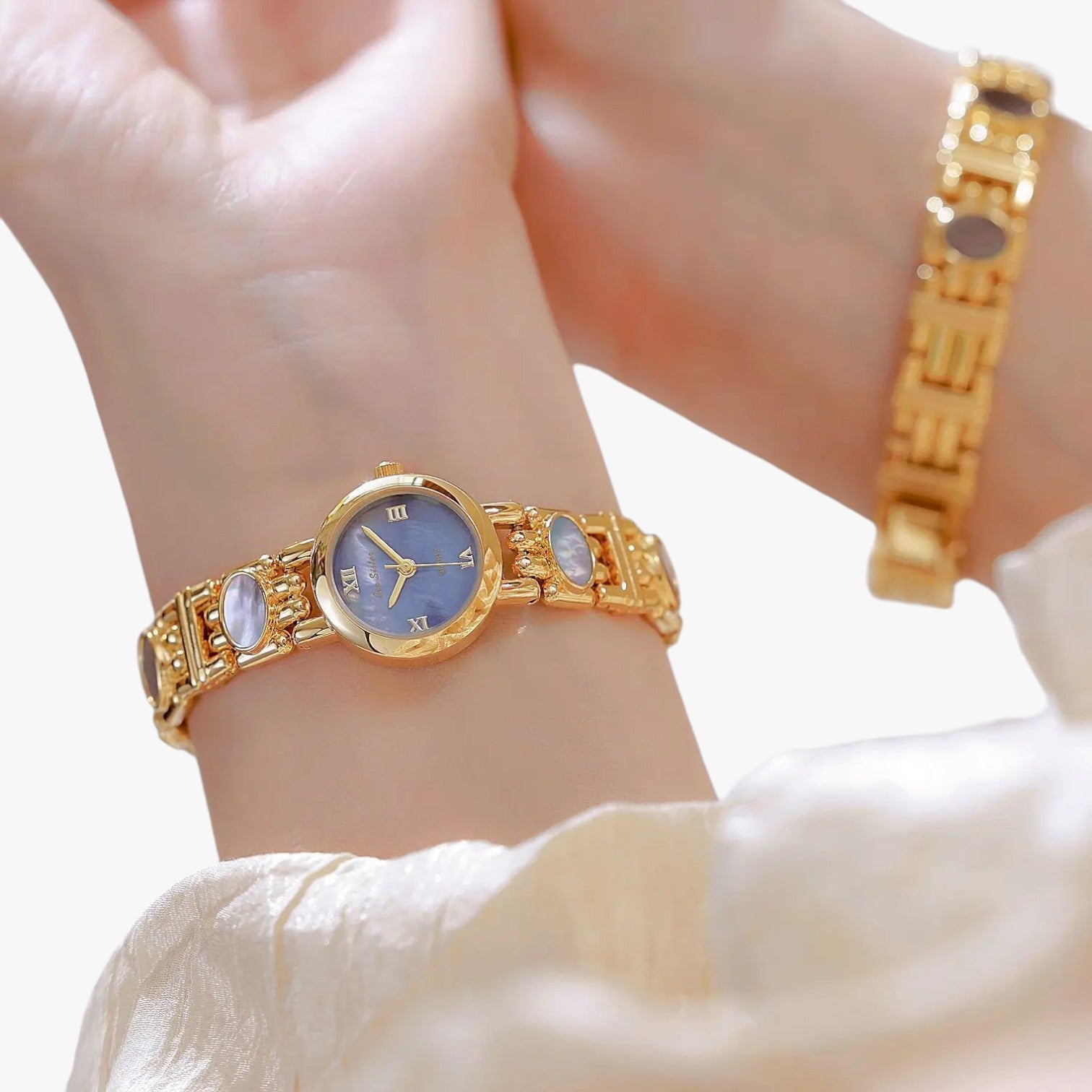 Mira | Elegant armbåndsur i skaldyrsperle - - Mira | Elegant armbåndsur i skaldyrsperle - €25 - {{ product_tags }