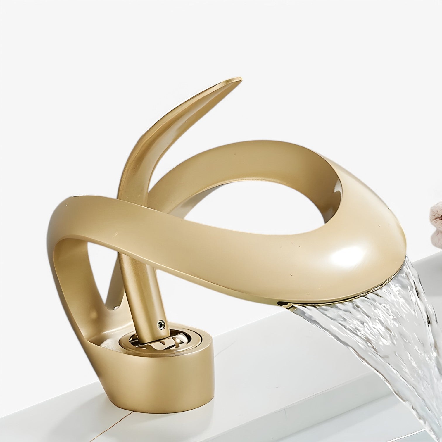 Tammy | Vandfaldsarmatur – Stilfuldt, holdbart og blødt vandflow - Børstet Guld - Tammy | Vandfaldsarmatur – Stilfuldt, holdbart og blødt vandflow- €25 - {{ product_tags }