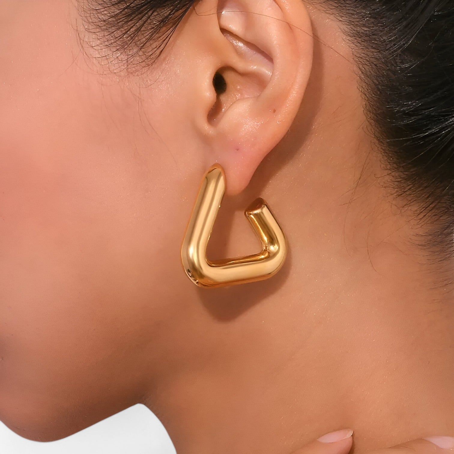 Alana | Geometriske Guld Trekant Øreringe – Stilfulde og bæredygtige - - women's fashion - {{ product_tags }