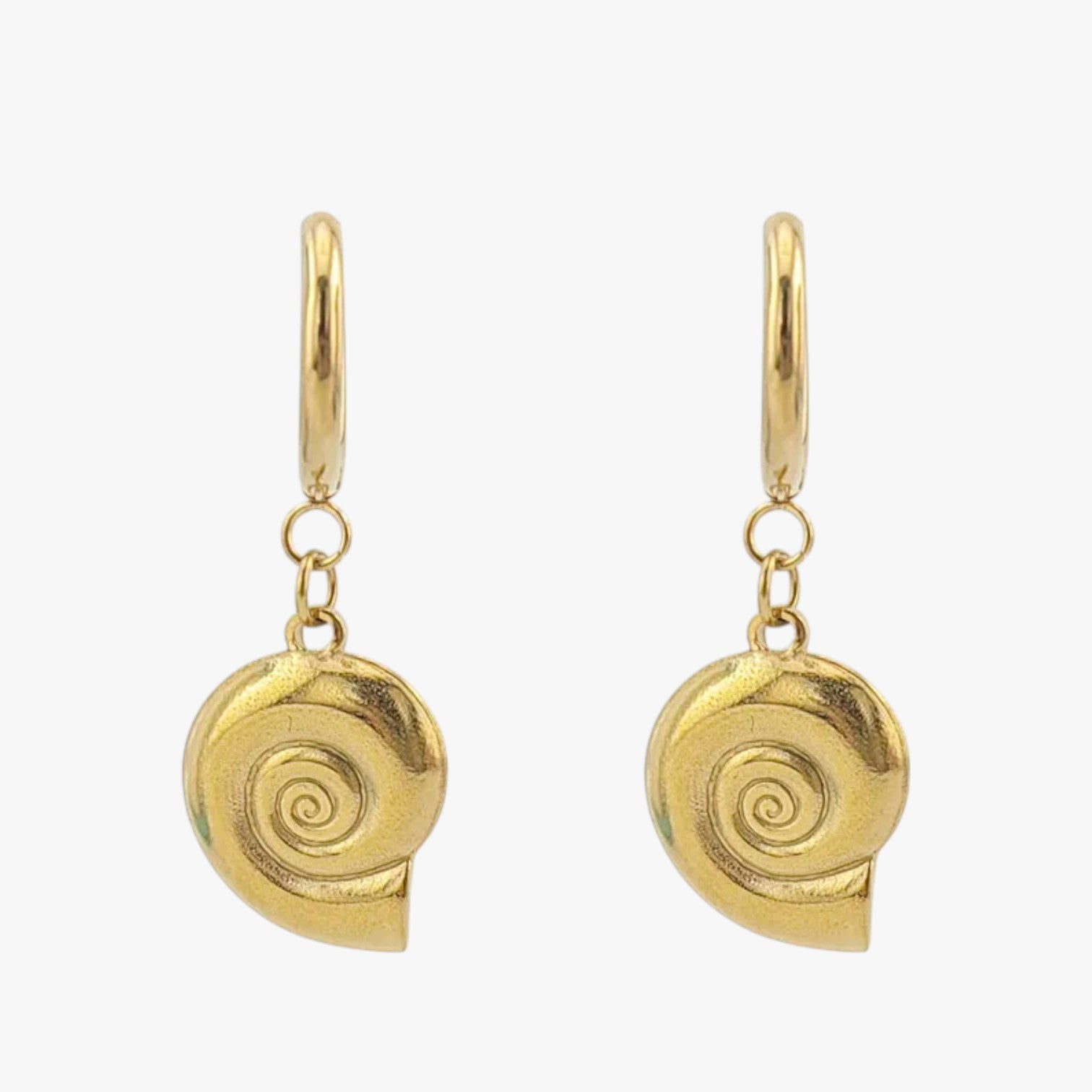 Irene | Sommerlige Koi ørestikker i farvet stål - Conch 2 - Irene | Sommerlige Koi ørestikker i farvet stål - €25 - {{ product_tags }