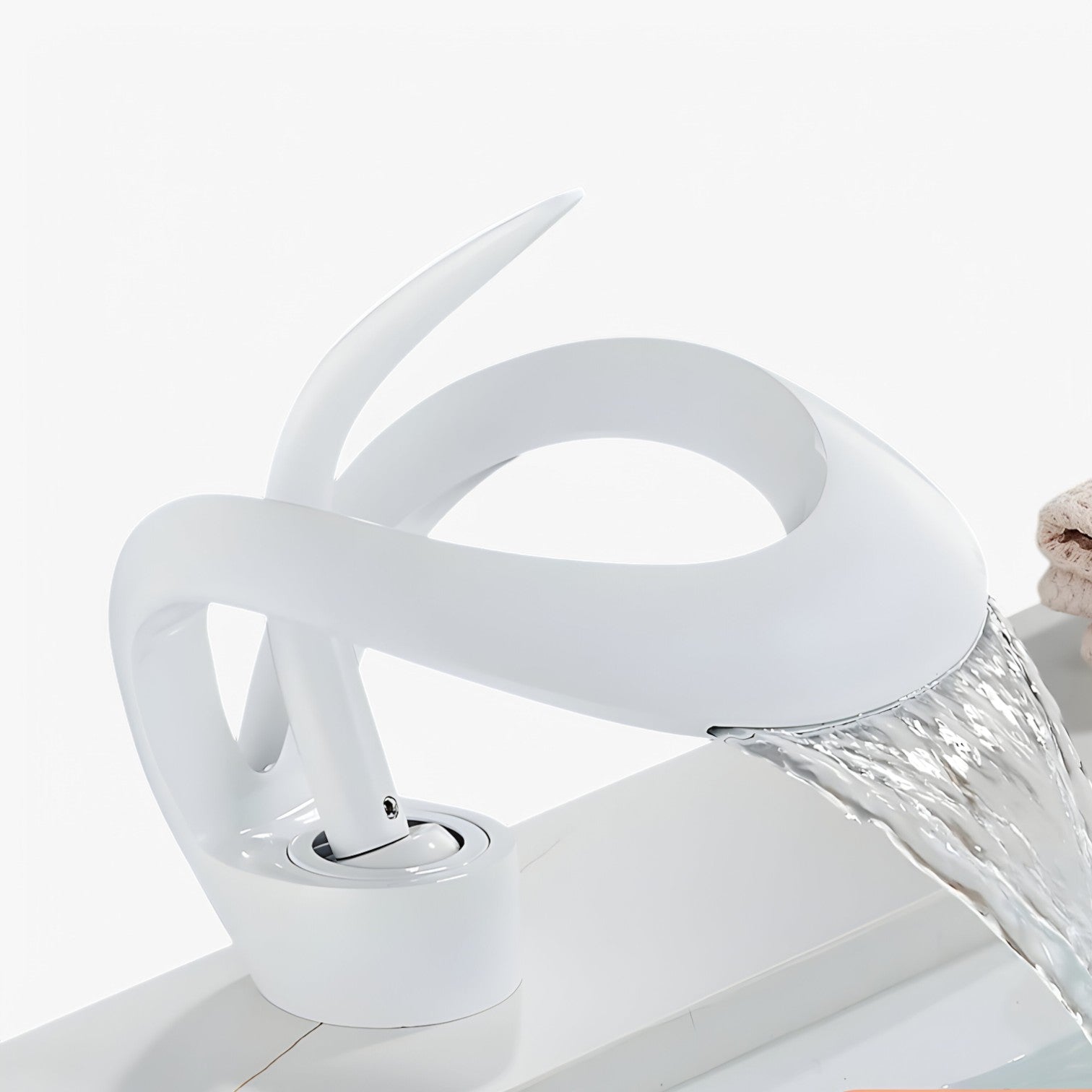 Tammy | Vandfaldsarmatur – Stilfuldt, holdbart og blødt vandflow - Hvid - house & garden - {{ product_tags }