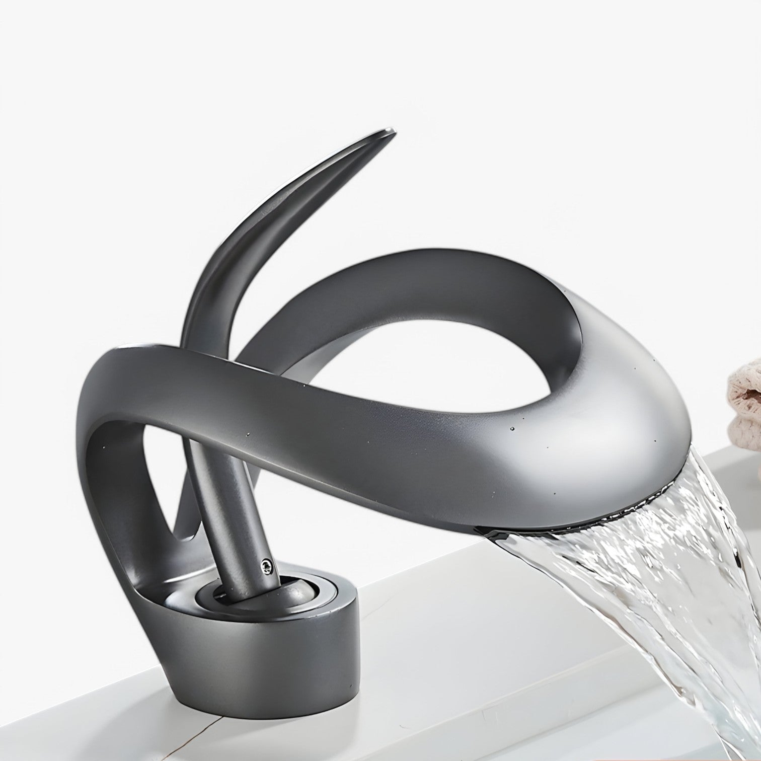 Tammy | Vandfaldsarmatur – Stilfuldt, holdbart og blødt vandflow - Grå - house & garden - {{ product_tags }