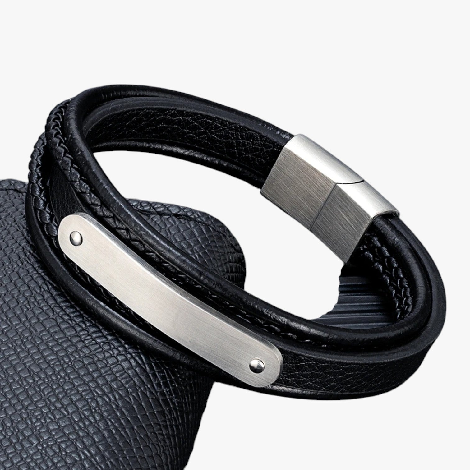 Romeo | MKENDN Personligt læderarmbånd med navn eller bogstav - - Romeo | MKENDN Personligt læderarmbånd med navn eller bogstav - €25 - {{ product_tags }