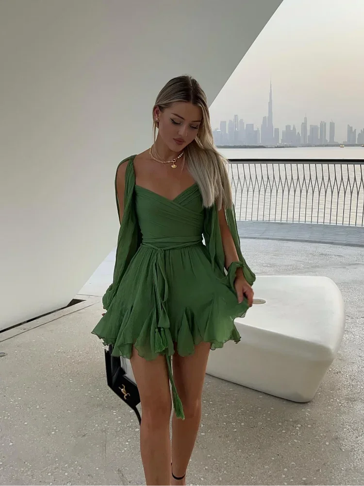 Sexet grøn plisseret minikjole med lange ærmer og V-udskæring - - women's fashion - {{ product_tags }