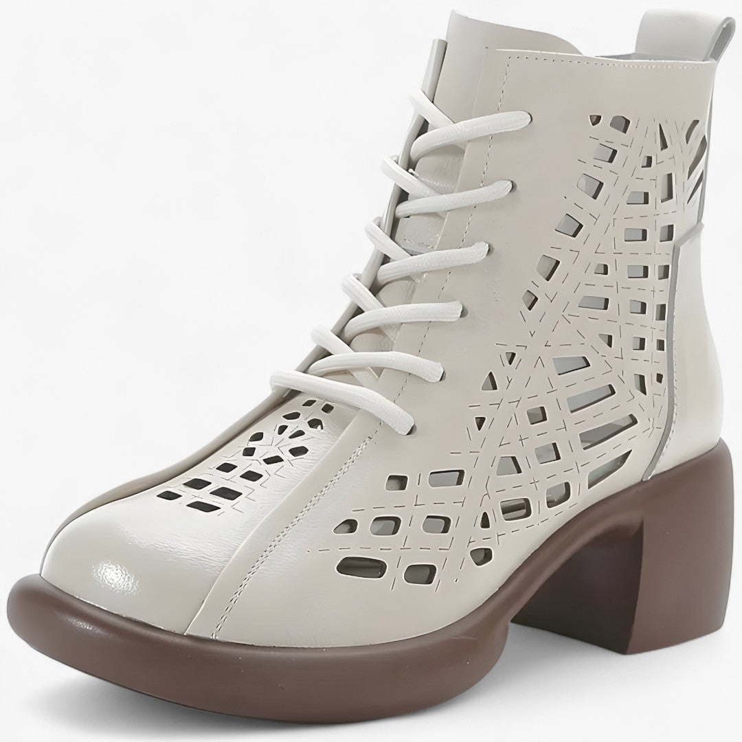 Hannah | Håndsyeret læderstøvler med naturinspirerede snørebånd - Beige - Hannah | Håndsyeret læderstøvler med naturinspirerede snørebånd - €25 - {{ product_tags }