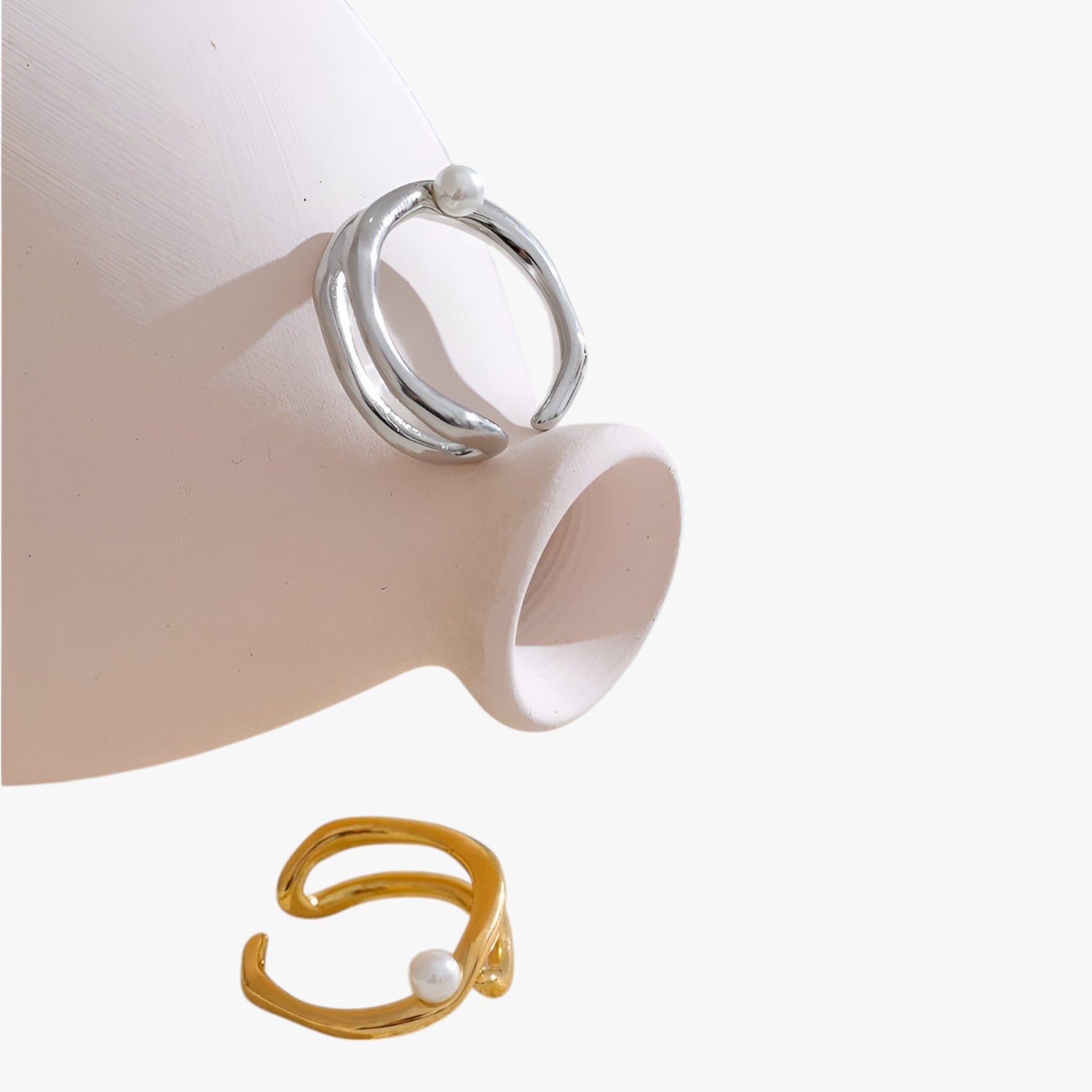 MariJoice | Ring i Stål med Perle – Tidløs Geometrisk Elegance - - other - {{ product_tags }