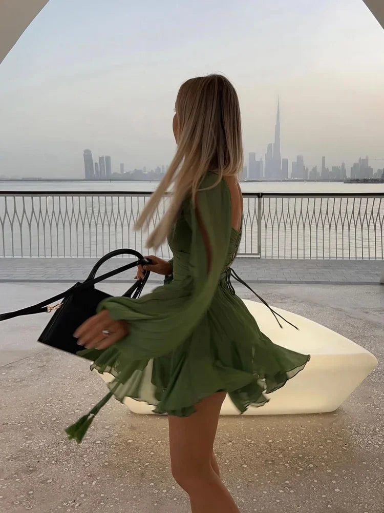 Sexet grøn plisseret minikjole med lange ærmer og V-udskæring - - women's fashion - {{ product_tags }