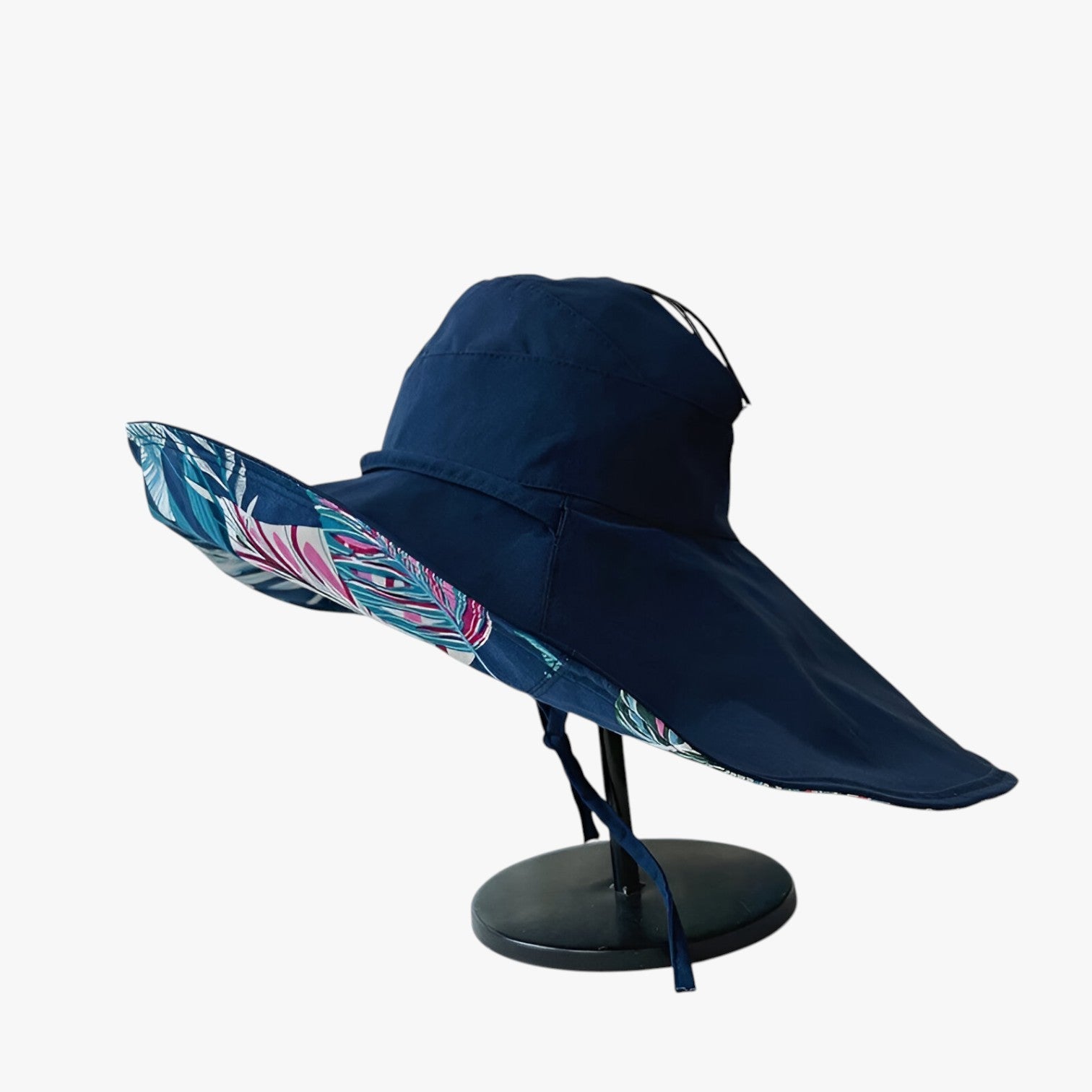 Marjorie | Sommerhat med bred skygge – Ultimativ UV-beskyttelse i Boho-look - Marineblå L - Marjorie | Sommerhat med bred skygge – Ultimativ UV-beskyttelse i Boho-look- €25 - {{ product_tags }