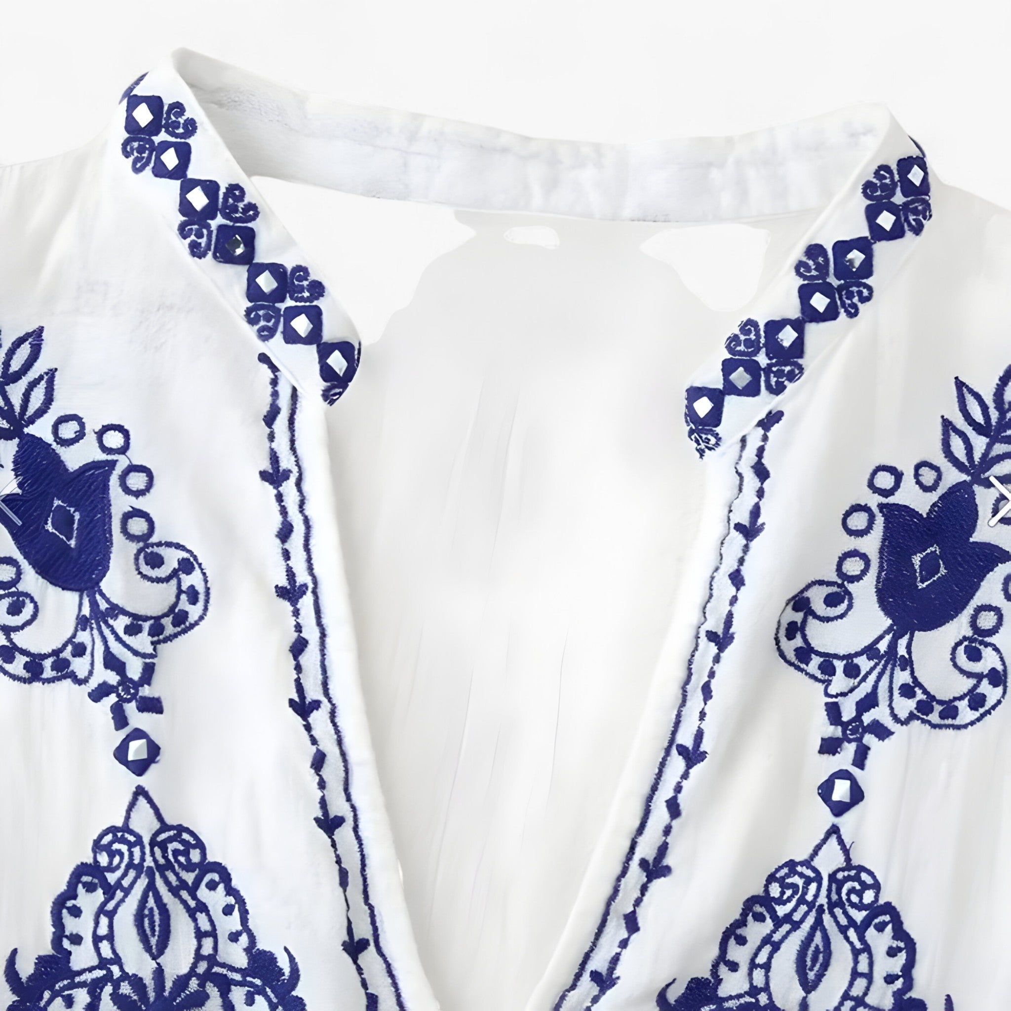 Alma | Boho-bluse med marineblåt broderimønster, løs pasform - - women's fashion - {{ product_tags }