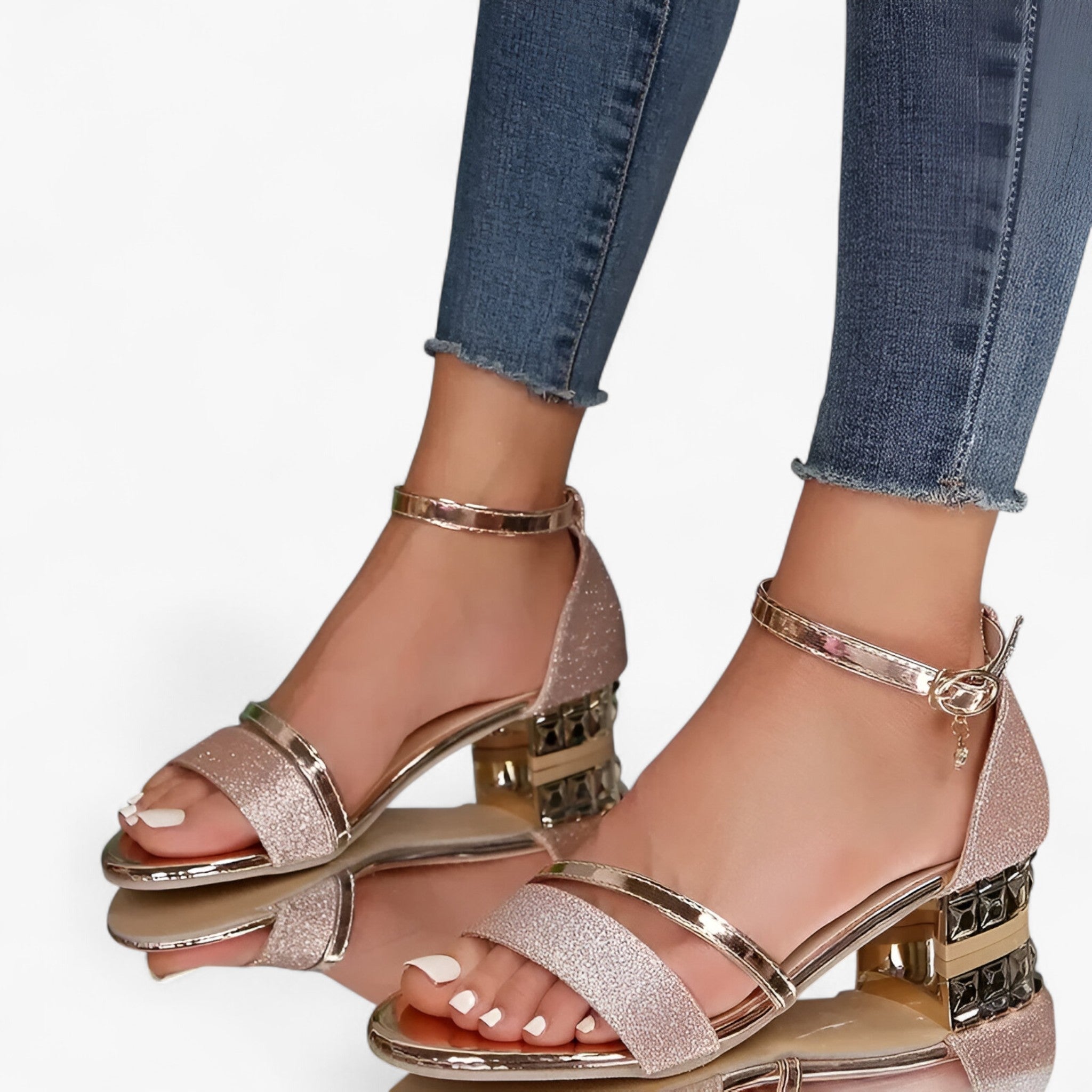 Hazel | Kvinders sandal med blokhæl, glitrende ankelrem og metalfinish - Rosaguld - Hazel | Kvinders sandal med blokhæl, glitrende ankelrem og metalfinish - €25 - {{ product_tags }