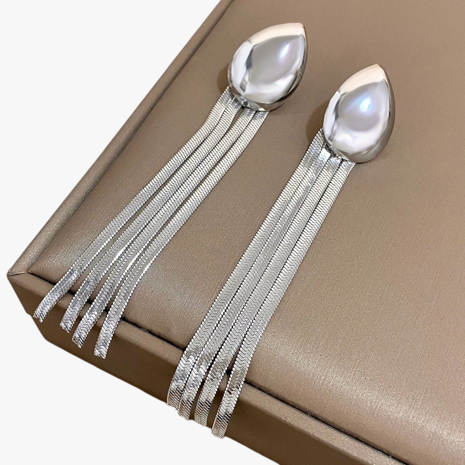 Flora | Duftende dråbeøreringe med lang, strålende pote - - Flora | Duftende dråbeøreringe med lang, strålende pote - €25 - {{ product_tags }