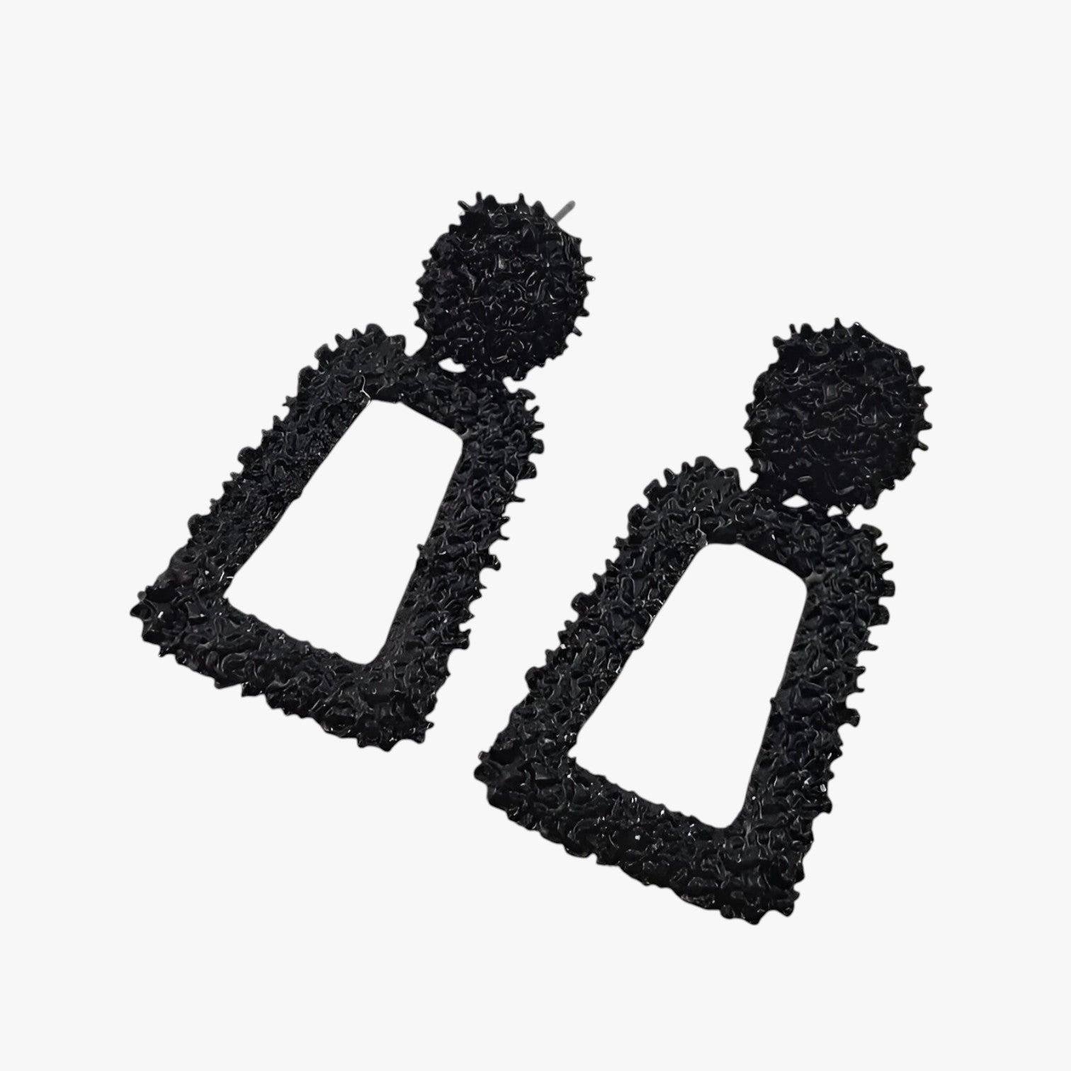 Kali | Geometriske hængende øreringe i skulptureret metal - Sort - women's fashion - {{ product_tags }
