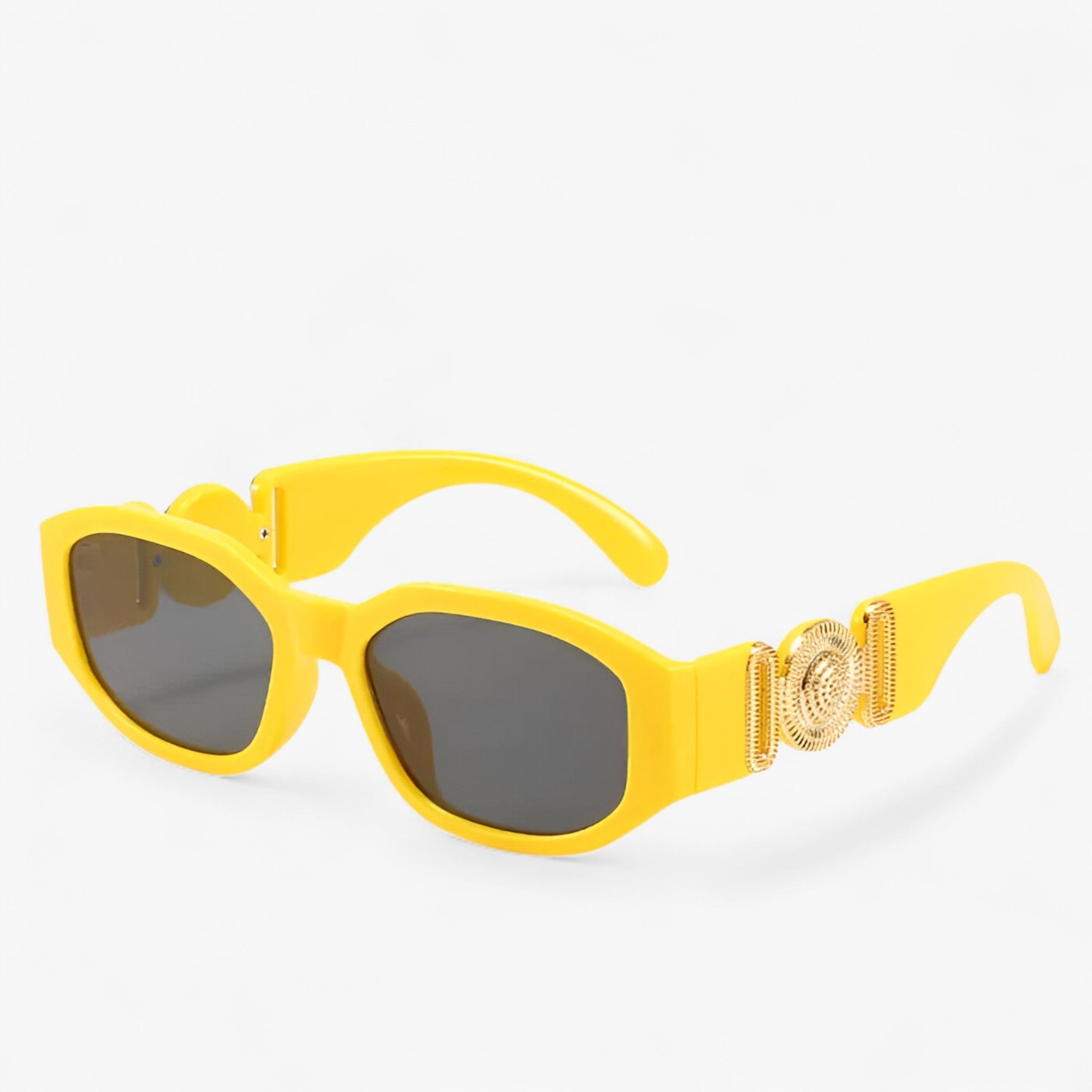 Liam | Lille rektangulær solbrille til rejser og vintage stil - Gul Som vist - Liam | Lille rektangulær solbrille til rejser og vintage stil- €25 - {{ product_tags }