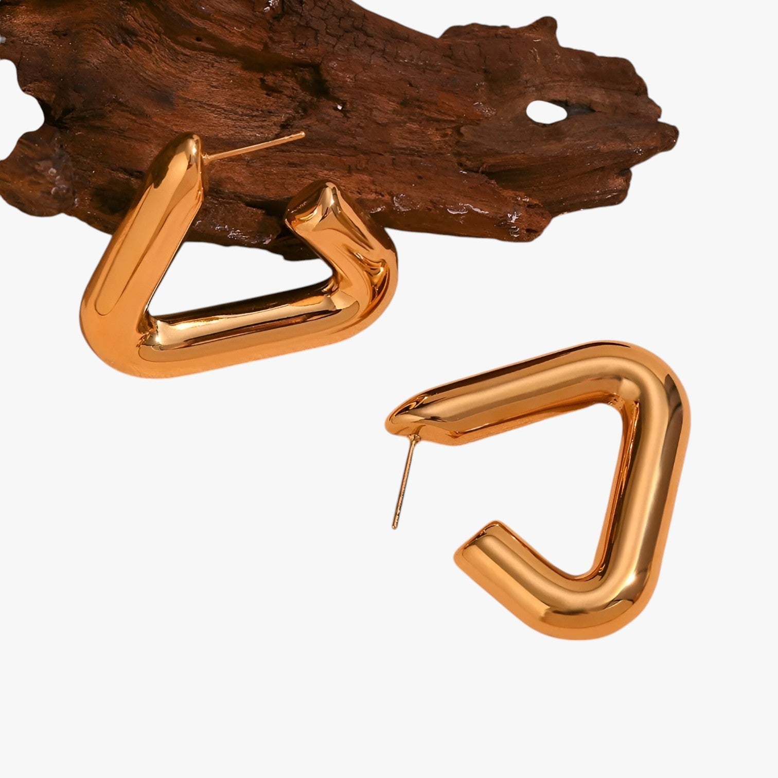 Alana | Geometriske Guld Trekant Øreringe – Stilfulde og bæredygtige - - women's fashion - {{ product_tags }