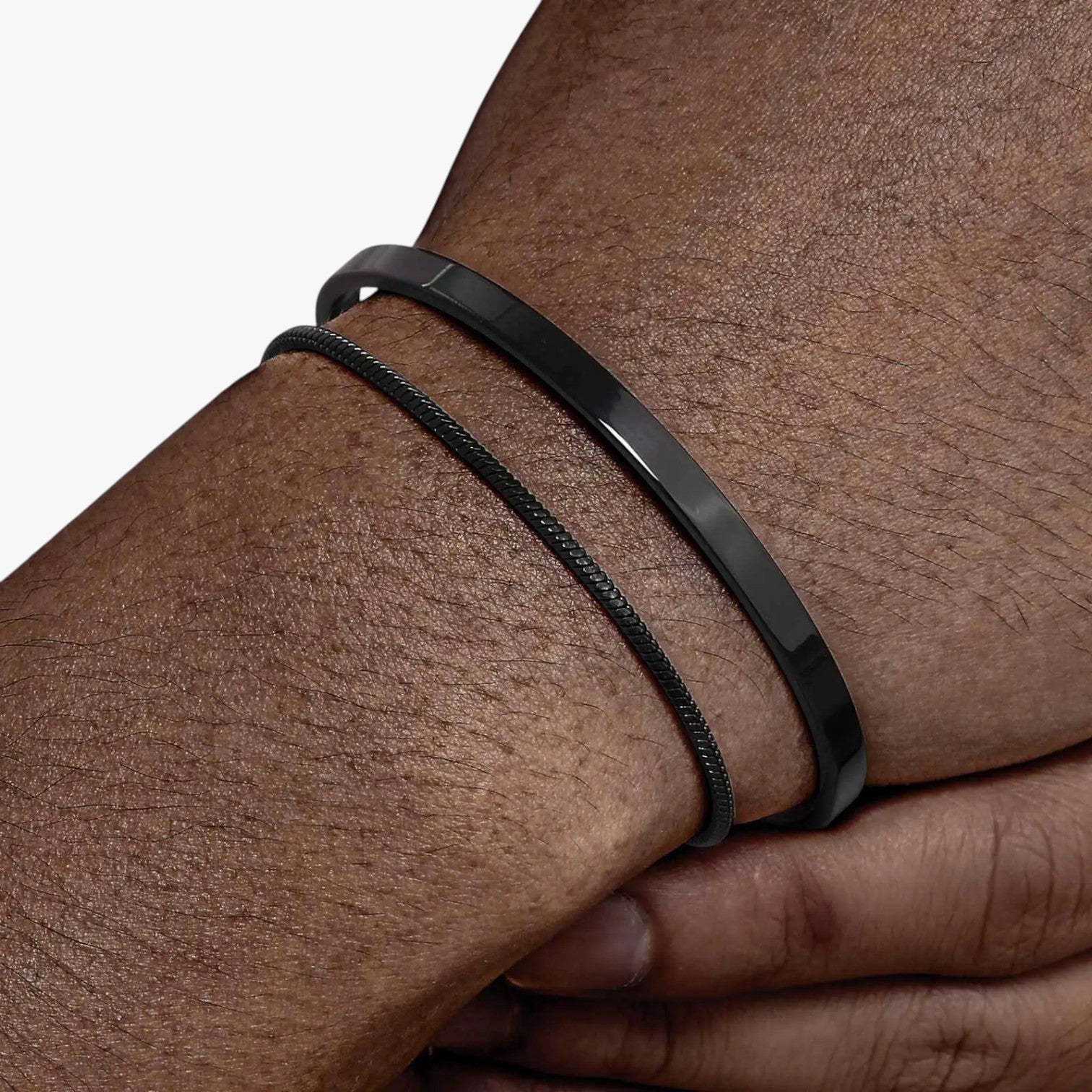 Philip | Sæt med herrearmbånd i stål med sorte detaljer - - Philip | Sæt med herrearmbånd i stål med sorte detaljer - €25 - {{ product_tags }