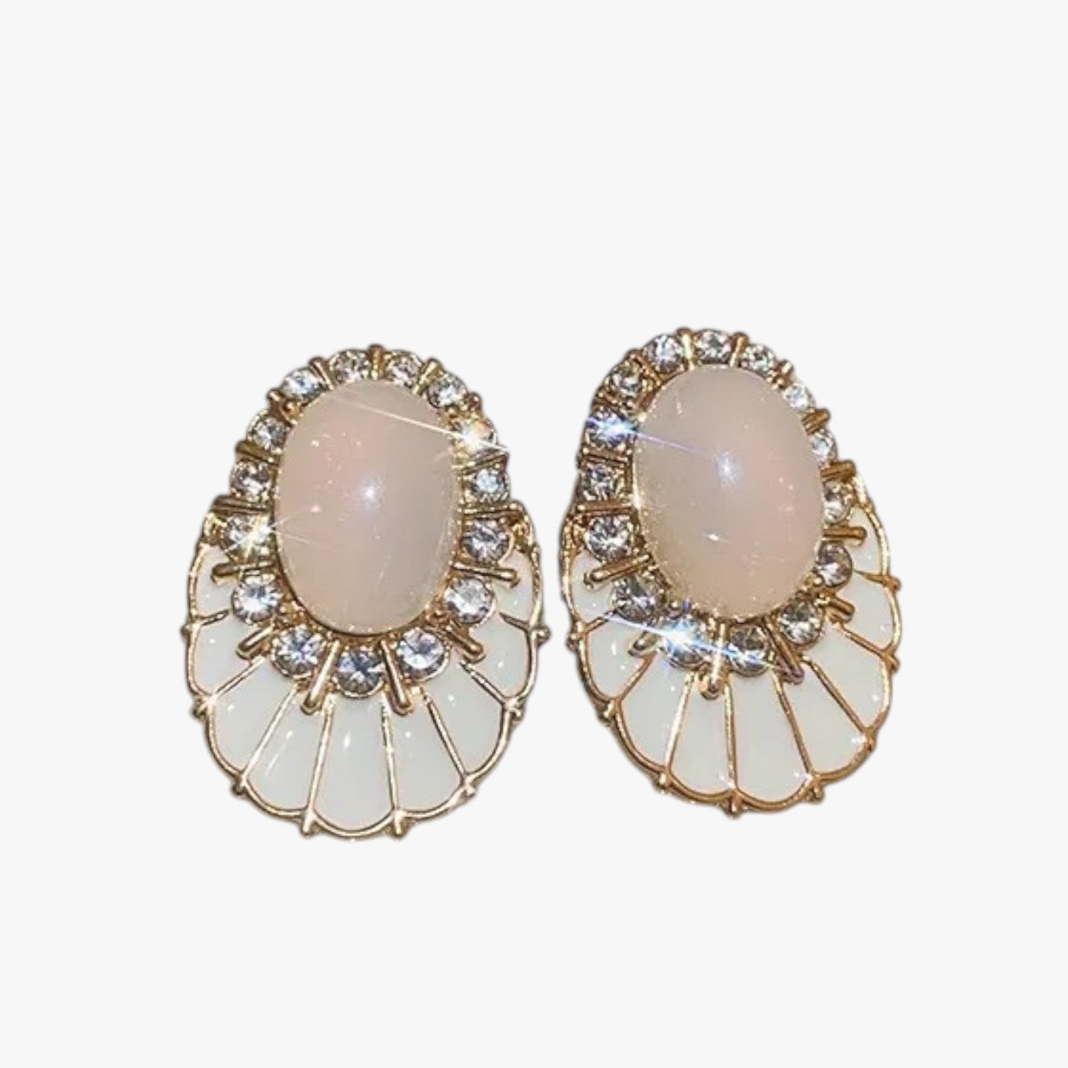 Thea | Elegant hvide olie øreringe med hængende vedhæng - - Thea | Elegant hvide olie øreringe med hængende vedhæng - €25 - {{ product_tags }