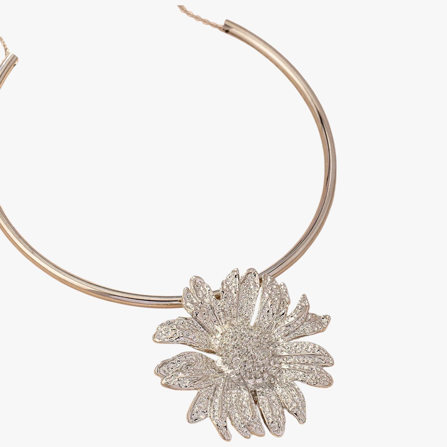 Valeria | Halskæde med solsikkelvedhæng - A - women's fashion - {{ product_tags }